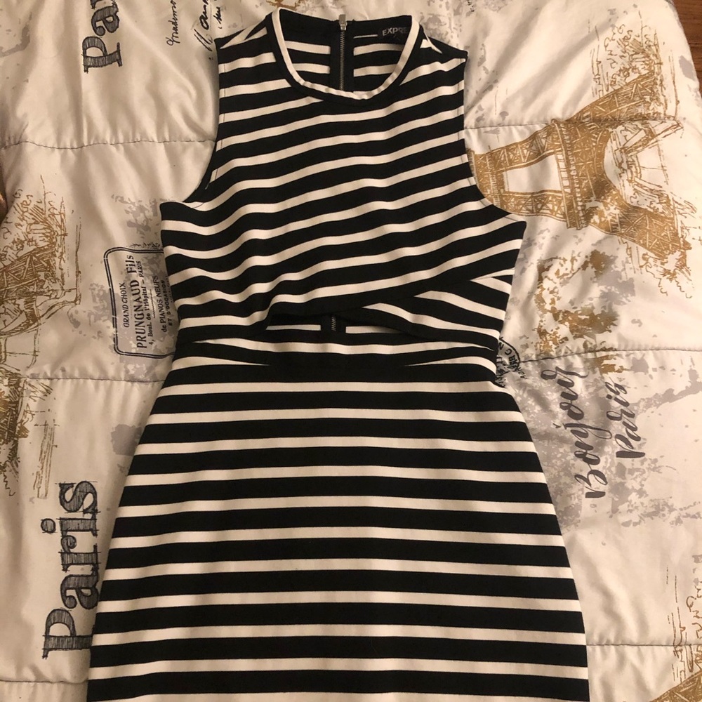 📌Express black & white dress